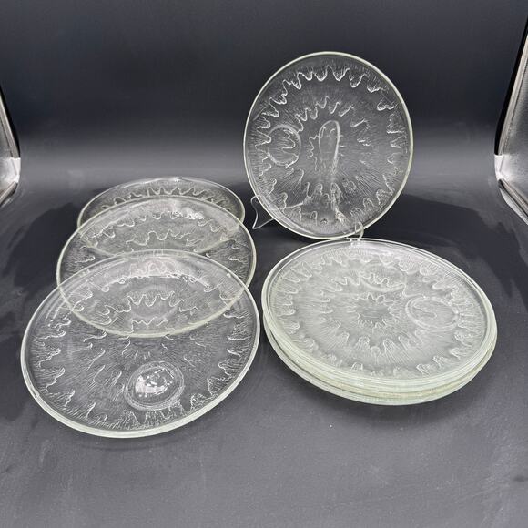 Set of 4 Vintage Indiana Glass Snack Luncheon Plates in Starburst Pattern - Picture 2 of 6